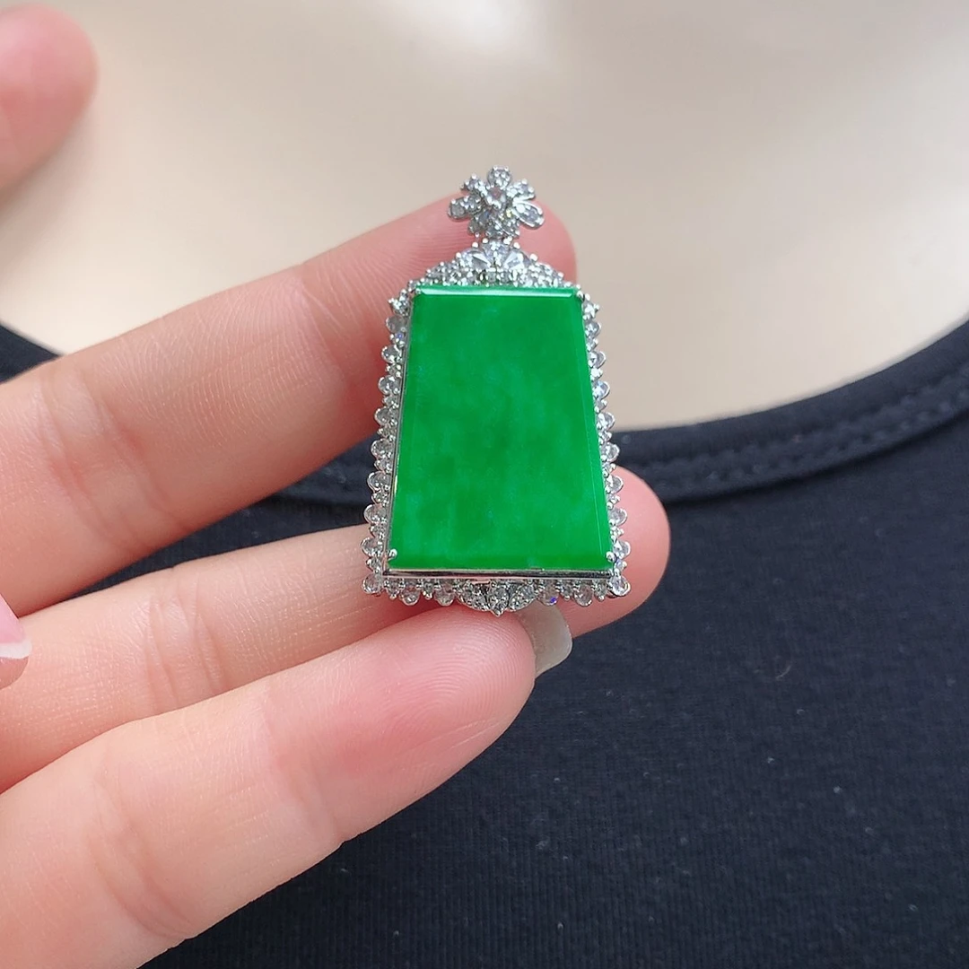 翡翠颈饰18K金镶嵌无事牌