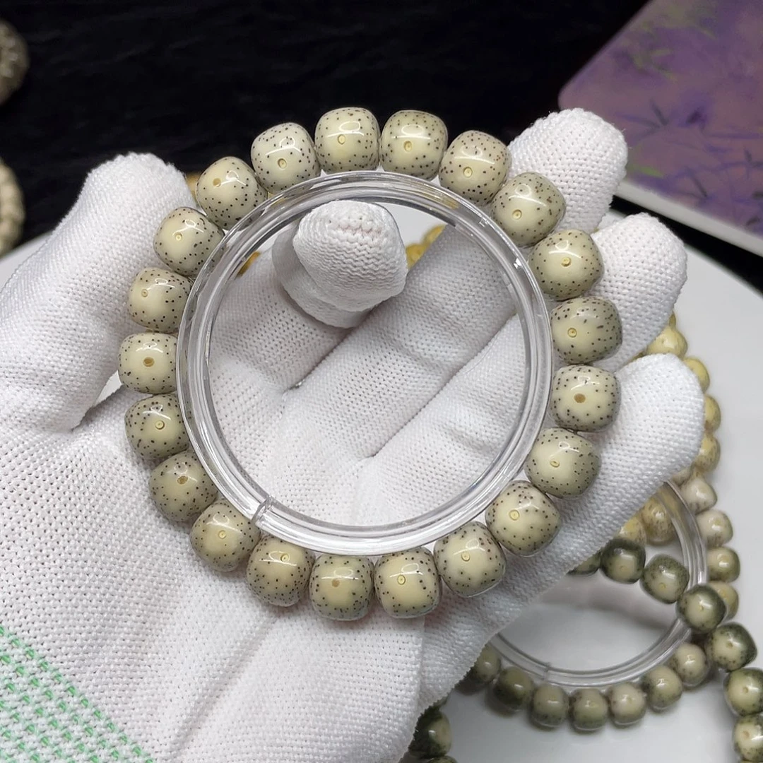 星月菩提吊坠49。11/10骨瓷白黄金瞳