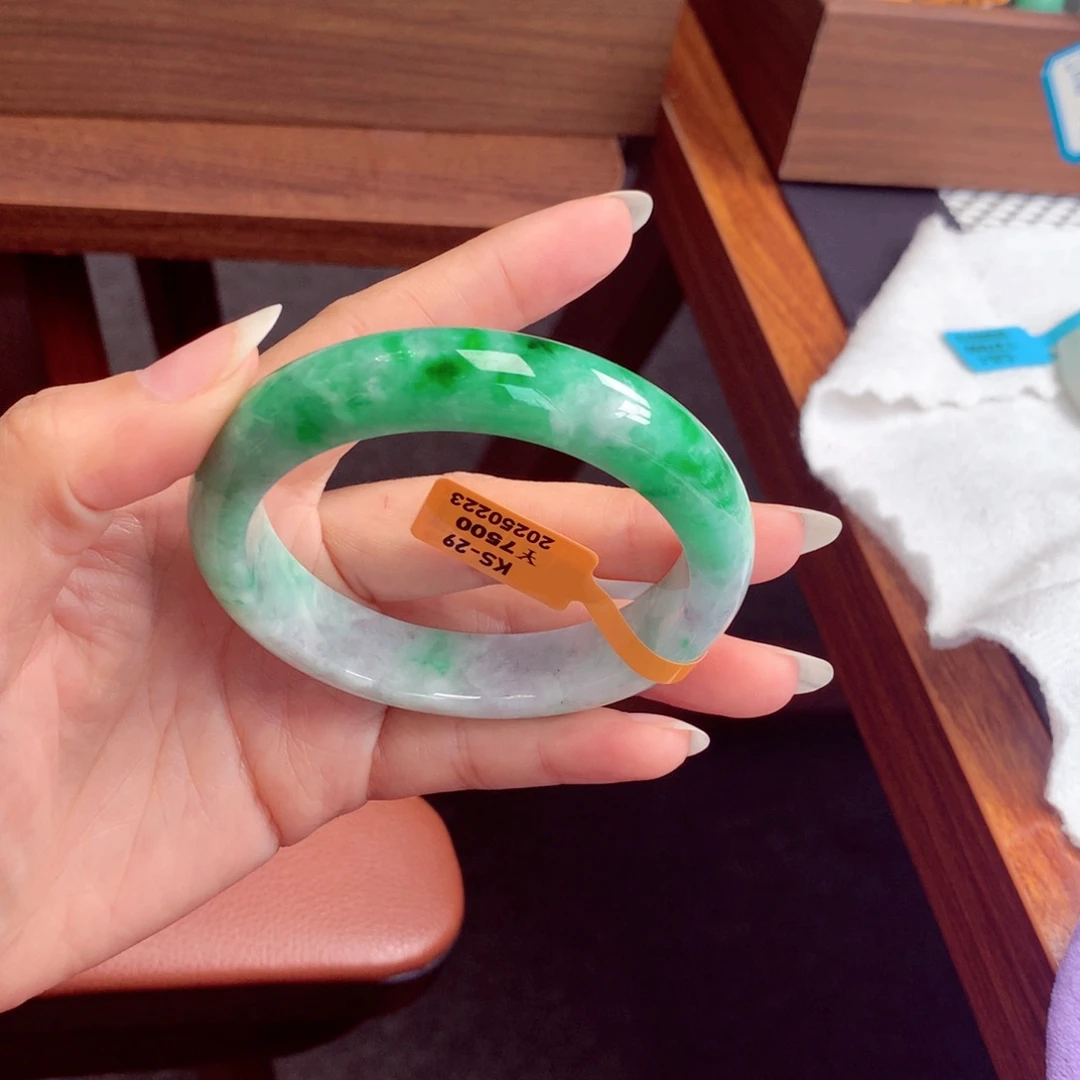 翡翠手镯未镶嵌翡翠
