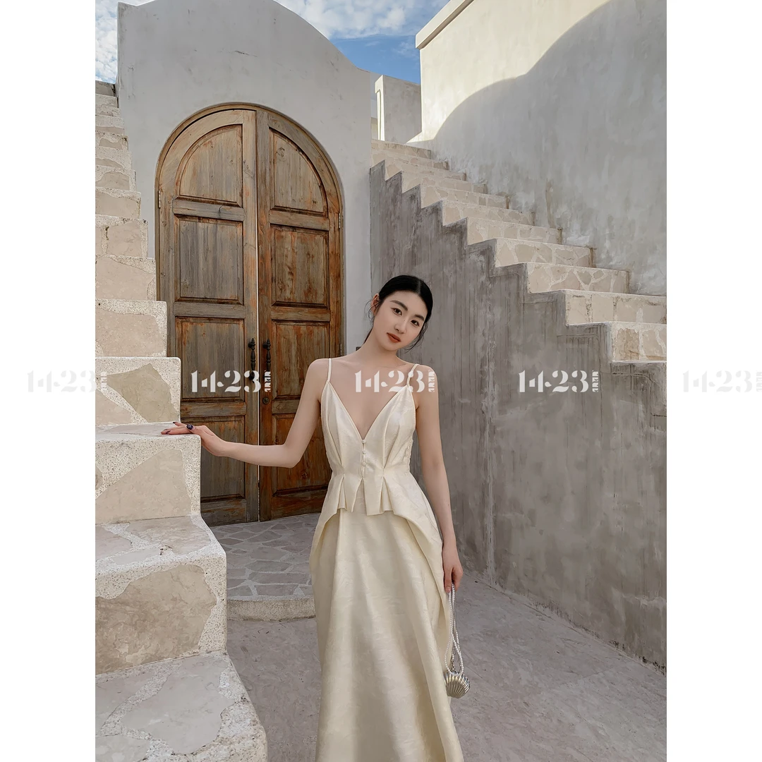 1423【月落银河】优雅风褶皱穿搭V领收腰印花层次吊带连衣裙女装