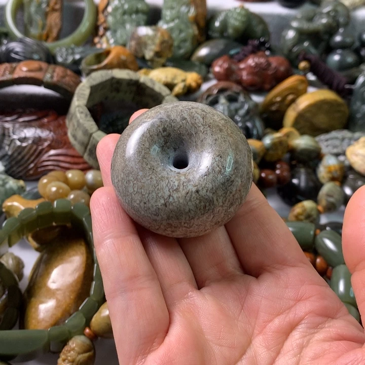 未镶嵌岫岩河磨玉（透闪石质玉）把件