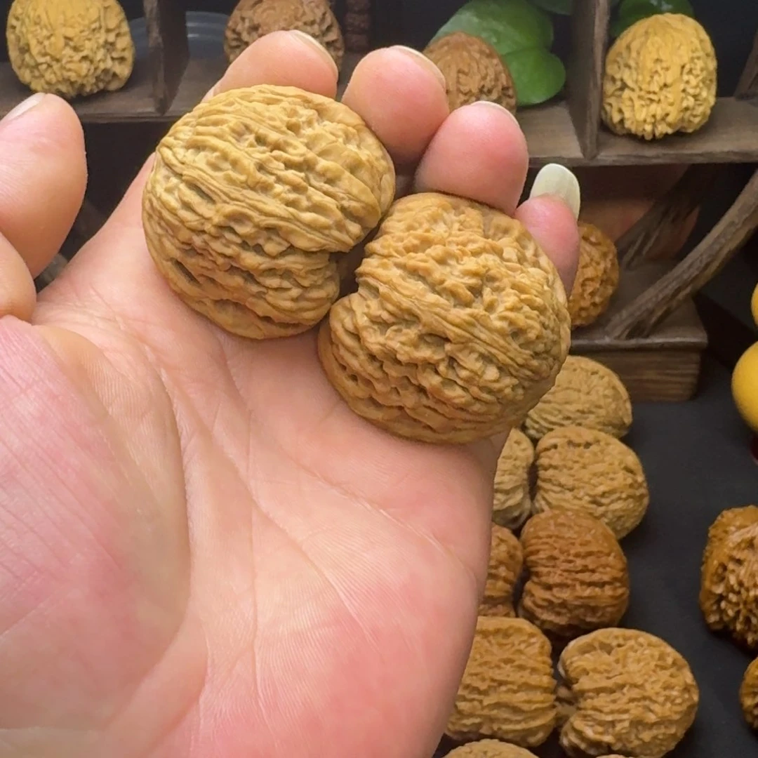 文玩核桃南疆石团子凹底拉丝尺寸42