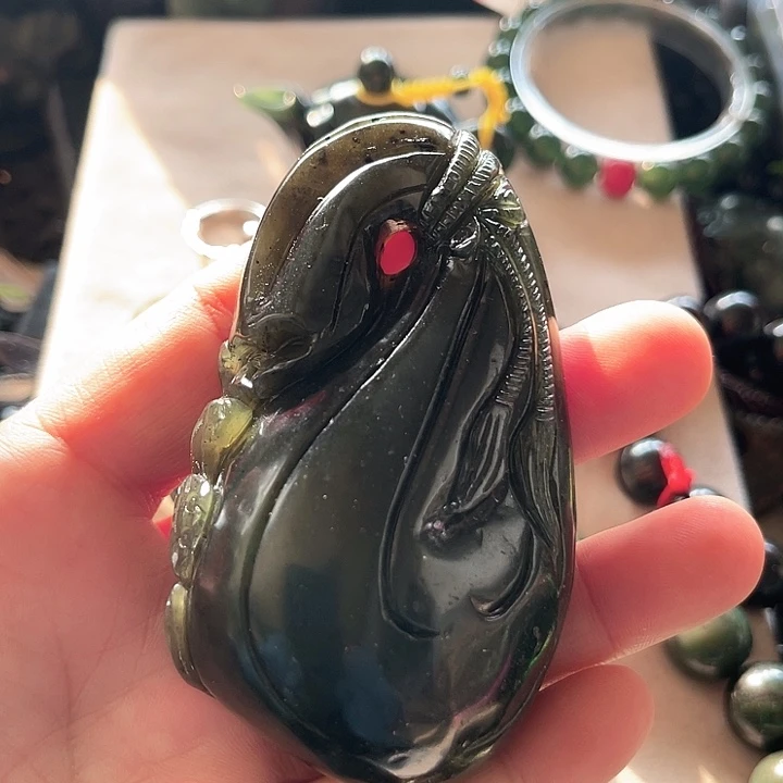 蛇纹石玉未镶嵌颈饰