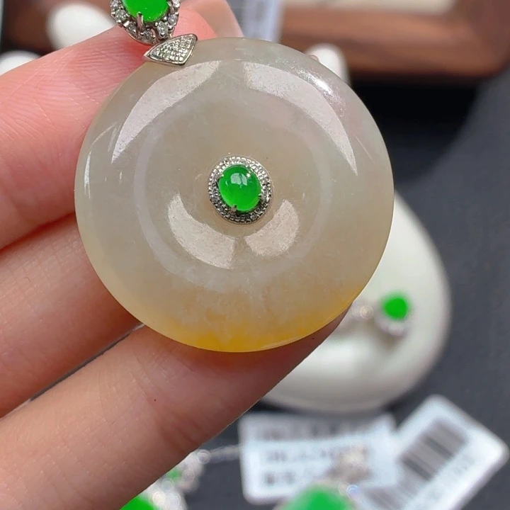 颈饰18K金镶嵌翡翠