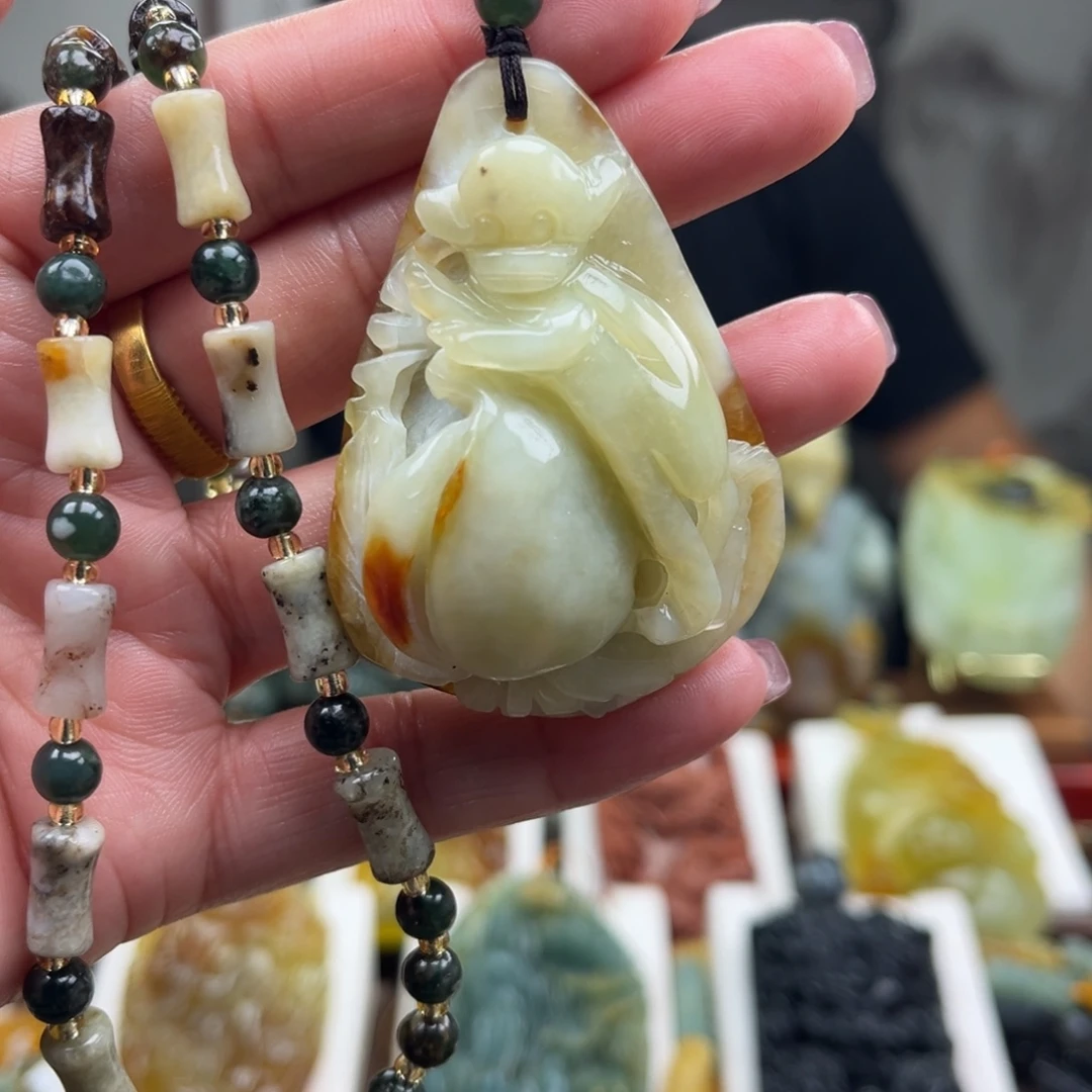 蛇纹石玉未镶嵌颈饰挂件