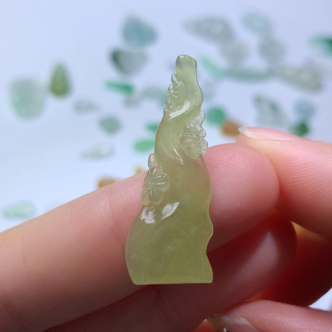 翡翠未镶嵌颈饰梅花枝