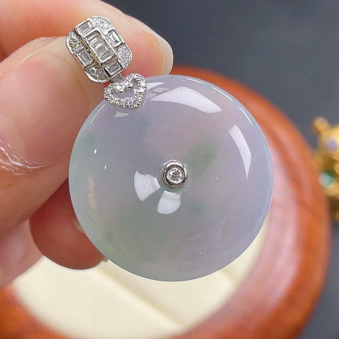 翡翠18K金镶嵌颈饰平安扣