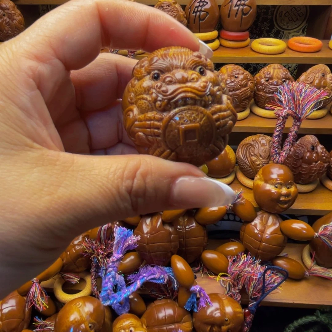 郑***瑜橄榄核吊坠抱钱貔裘一个