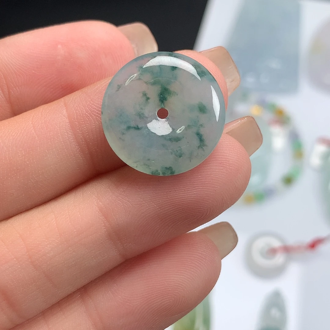 翡翠未镶嵌颈饰飘花扣子