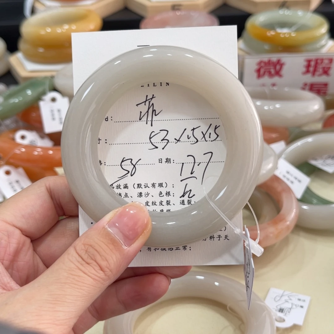 未镶嵌手镯石英质玉菲*