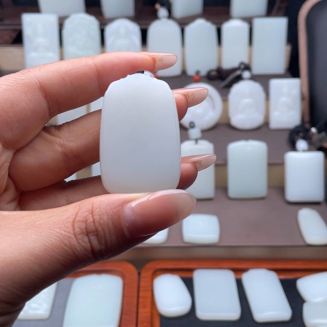 用***7和田玉未镶嵌颈饰