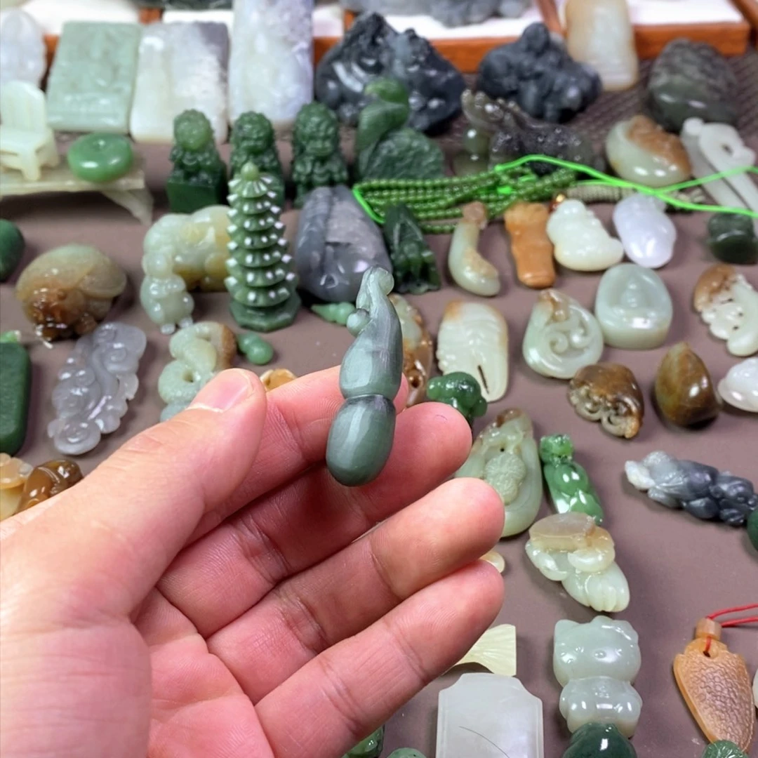 和田玉颈饰未镶嵌马**燕