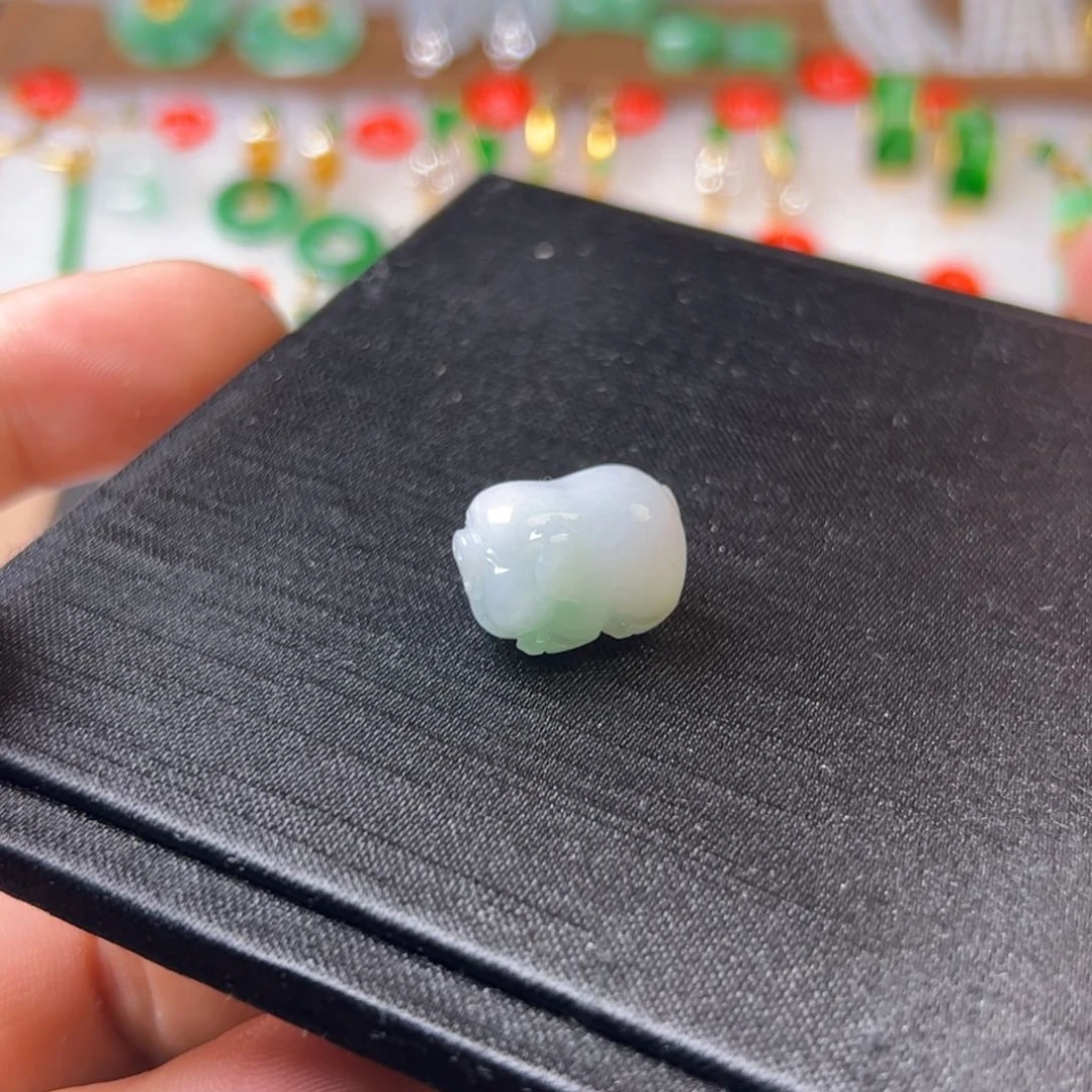 翡翠颈饰未镶嵌猪