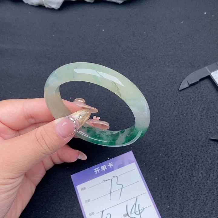 石英质玉（非洲翠）手镯未镶嵌73