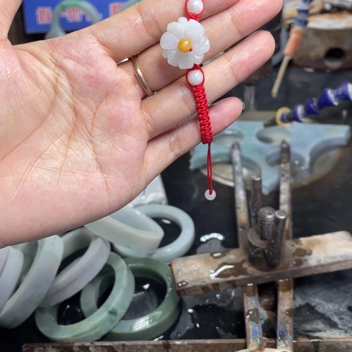 翡翠未镶嵌颈饰多样性