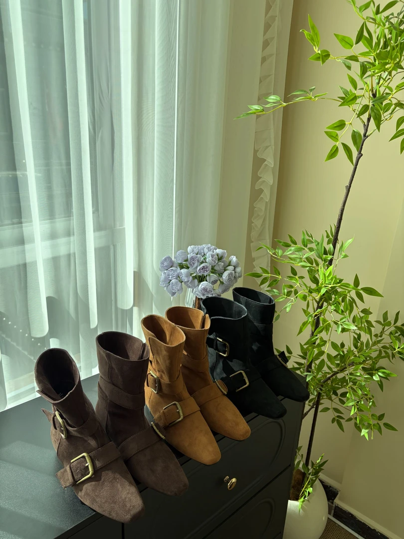 2025款冬季新款韩版小众皮带靴子