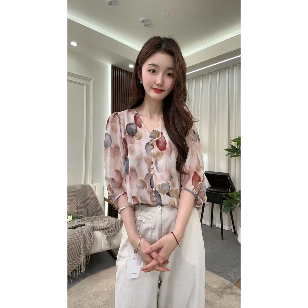 505091 2025新款沉静柔美不规则抽象写意图案V领七分袖小衫