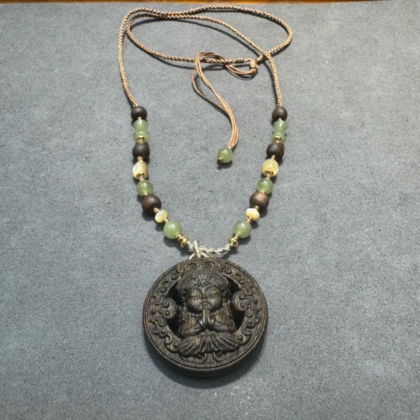 2735-红土檀木扎基吊坠一个带绳发34mm