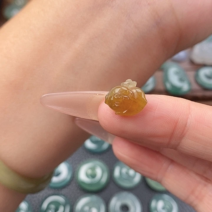 翡翠未镶嵌颈饰猪