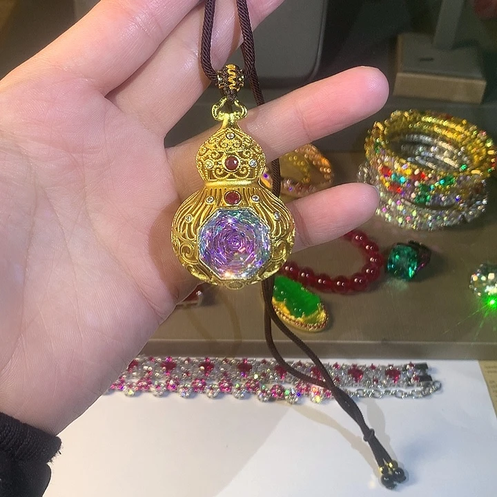非金属吊坠。