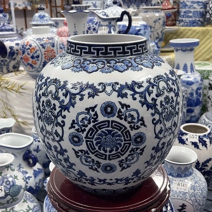 摆件青花瓷手工手绘高温釉下彩居家摆件，浮雕工艺聚宝瓶