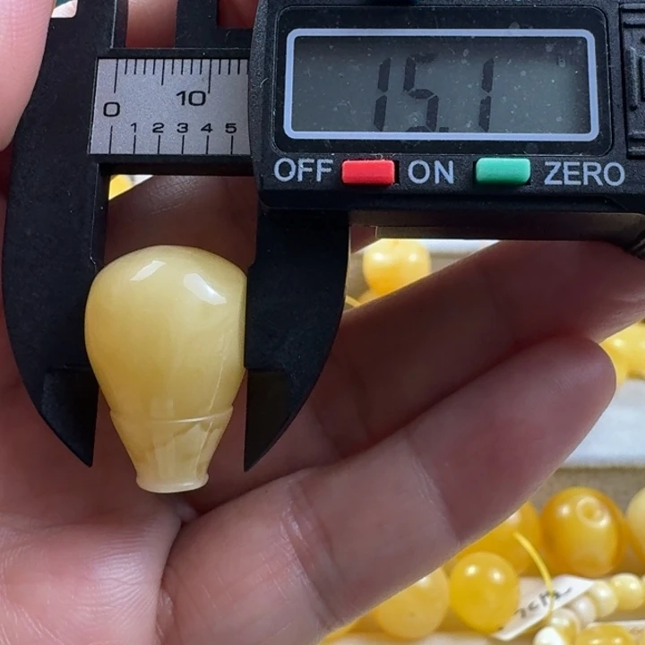 ****森未镶嵌琥珀裸石30
