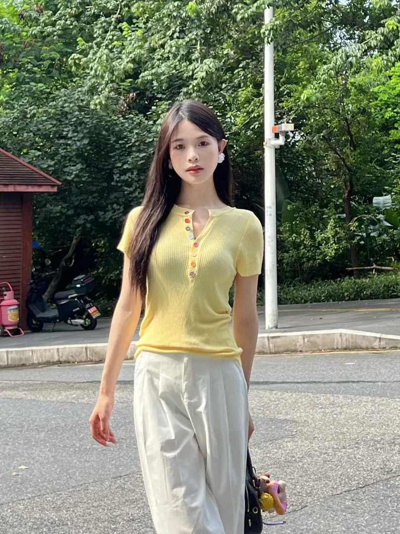 韩版多巴胺纽扣v领针织短袖T恤女夏小香风设计感气质显瘦别致上衣