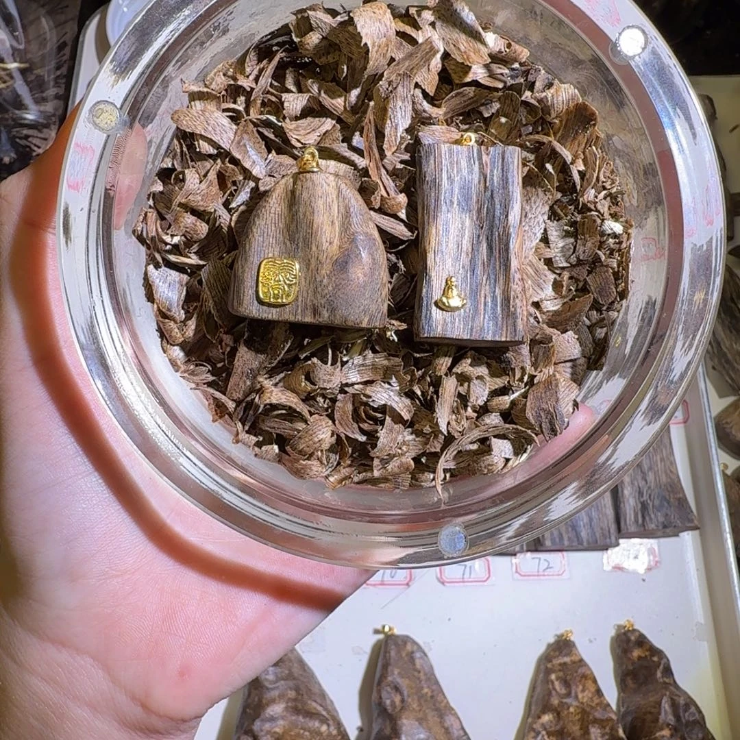 Z***。奇楠沉香牌子、水滴形。