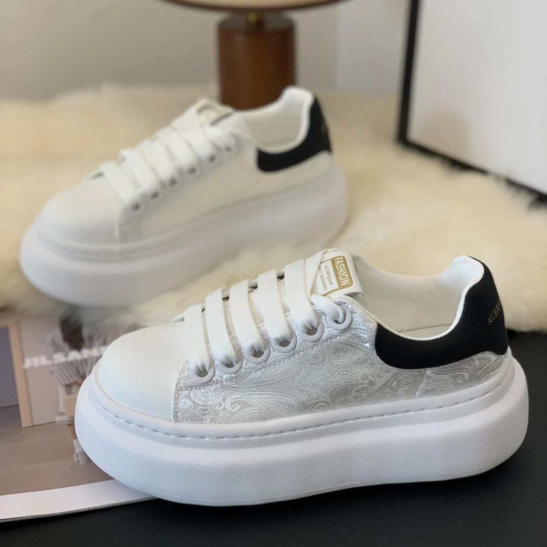 2025年秋季新款厚底小个子百搭小白鞋超火时尚显脚小国风休闲板鞋