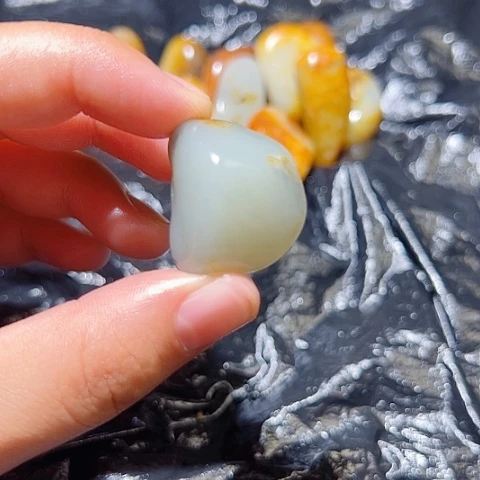 和田玉（糖玉）未镶嵌颈饰13.5克