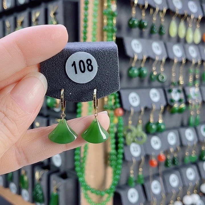 18K金镶嵌和田玉耳饰