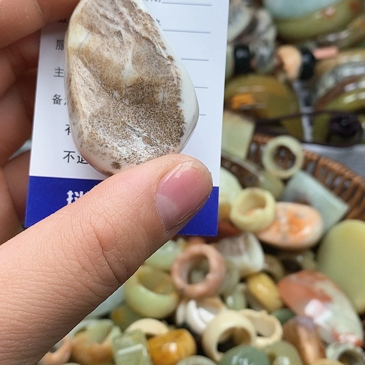 蛇纹石玉颈饰未镶嵌