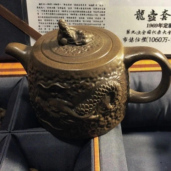 紫砂茶壶原矿泥料手工制作的紫砂壶。