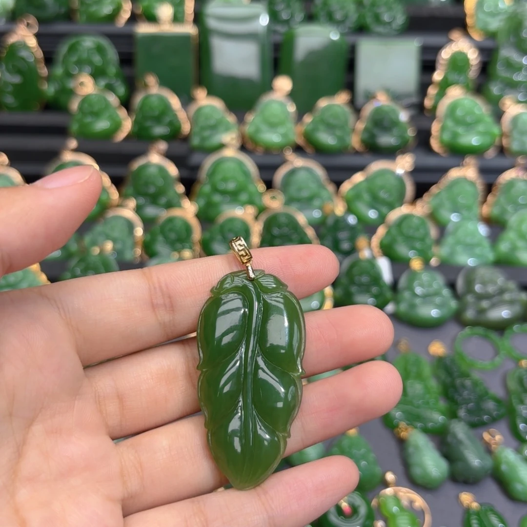 颈饰18K金镶嵌和田玉（碧玉）