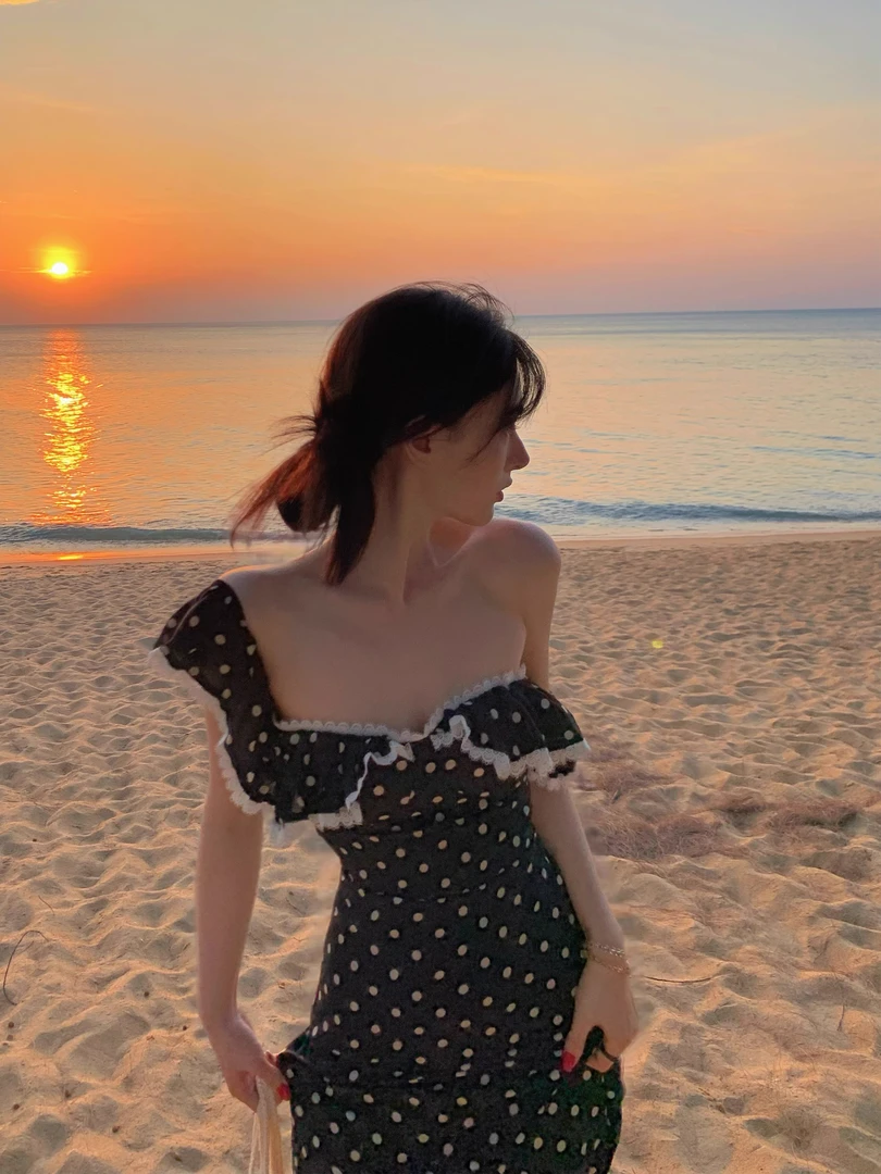 茶歇法式复古蕾丝花边波点连衣裙女2025新款海边度假显瘦气质长裙