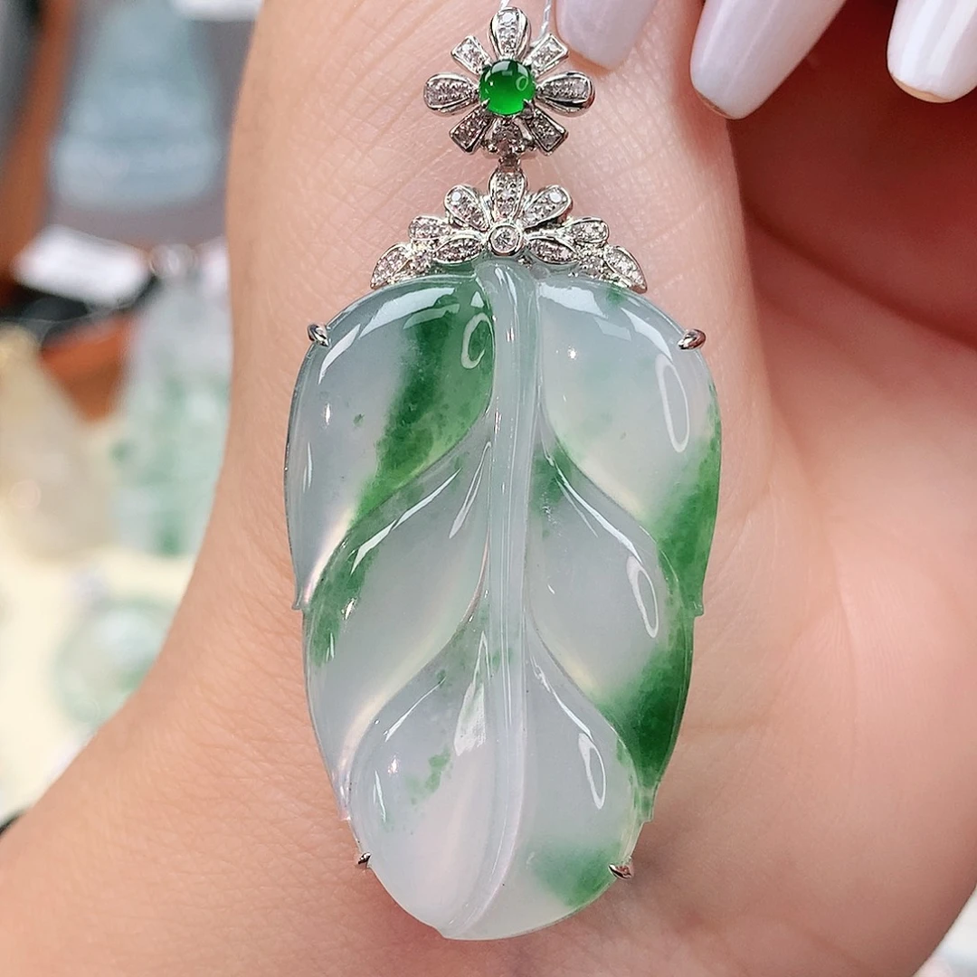 颈饰18K金镶嵌翡翠叶子