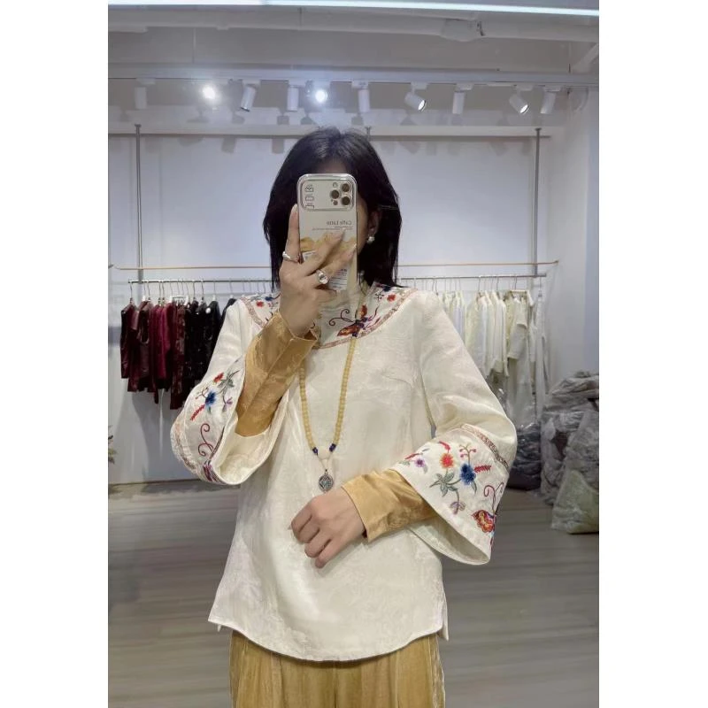 刺绣圆领夹棉双袖头小衫