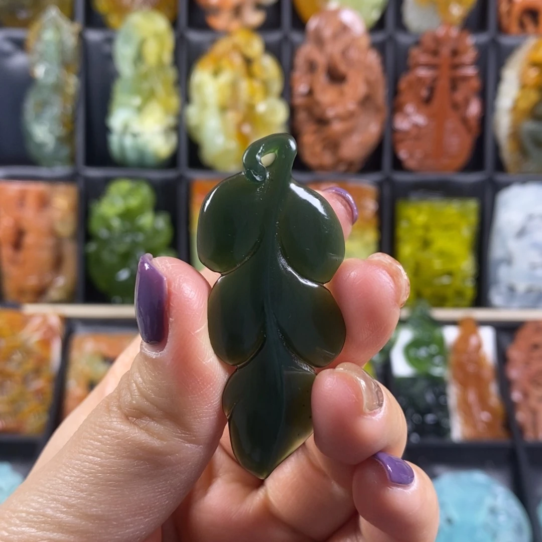 蛇纹石玉颈饰合金