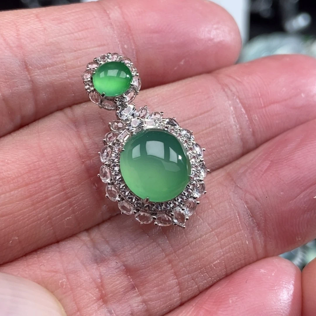 颈饰18K金镶嵌翡翠蛋面