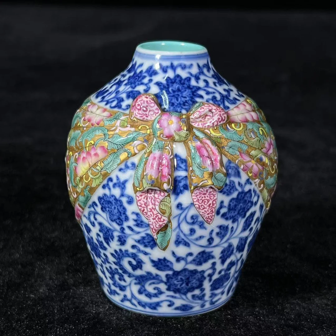 Lot26:  青花粉彩小罐H：9.2cm