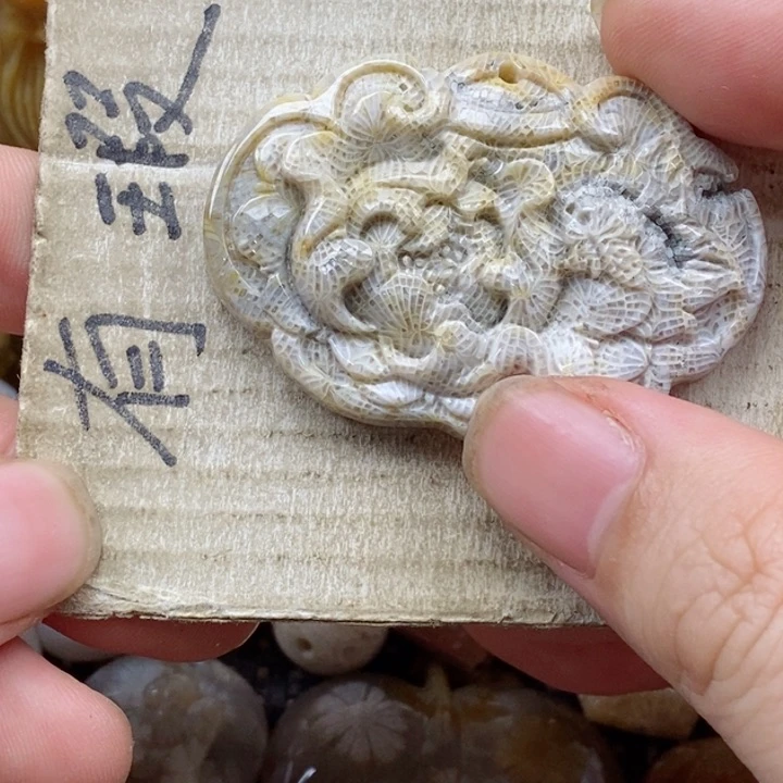 颈饰未镶嵌硅化珊瑚(珊瑚玉)兔***哥