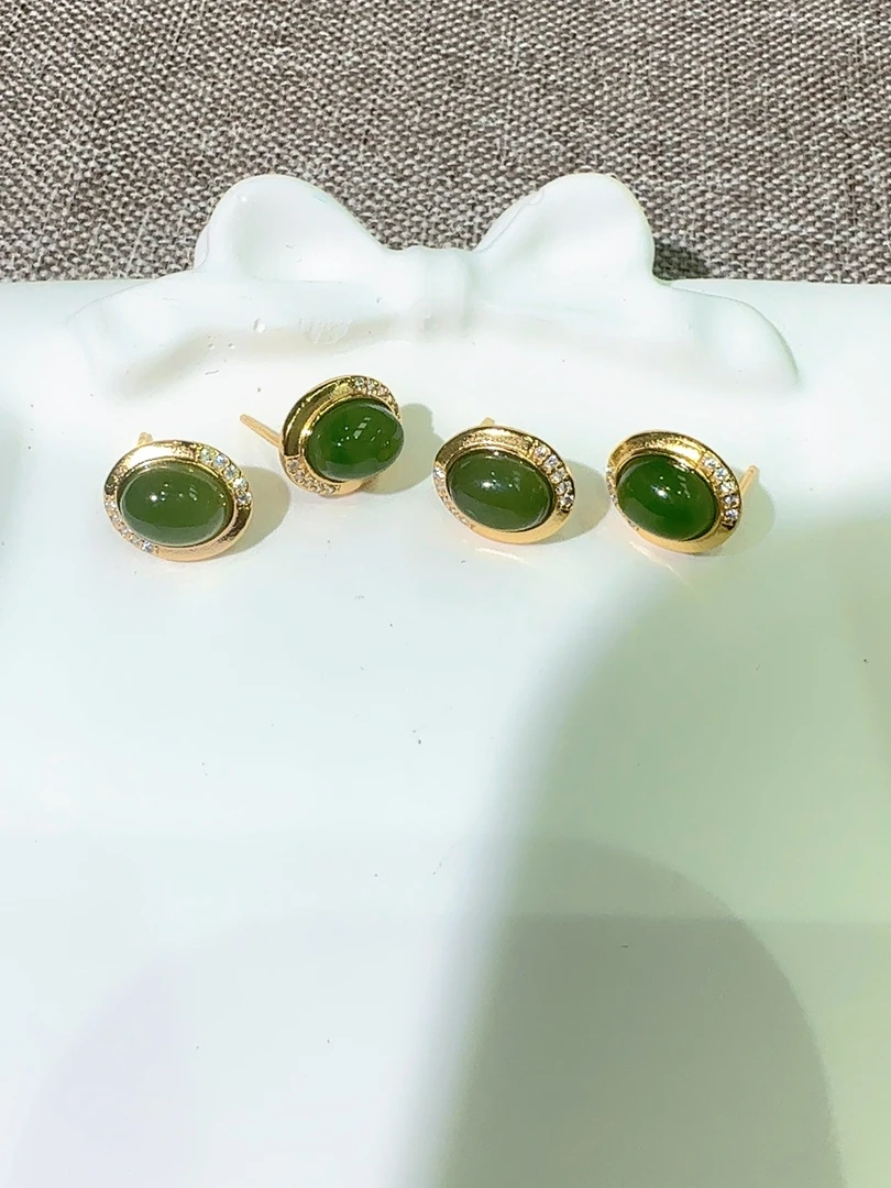 YY059天然和田玉S925银镶嵌碧玉耳钉多样性发其一