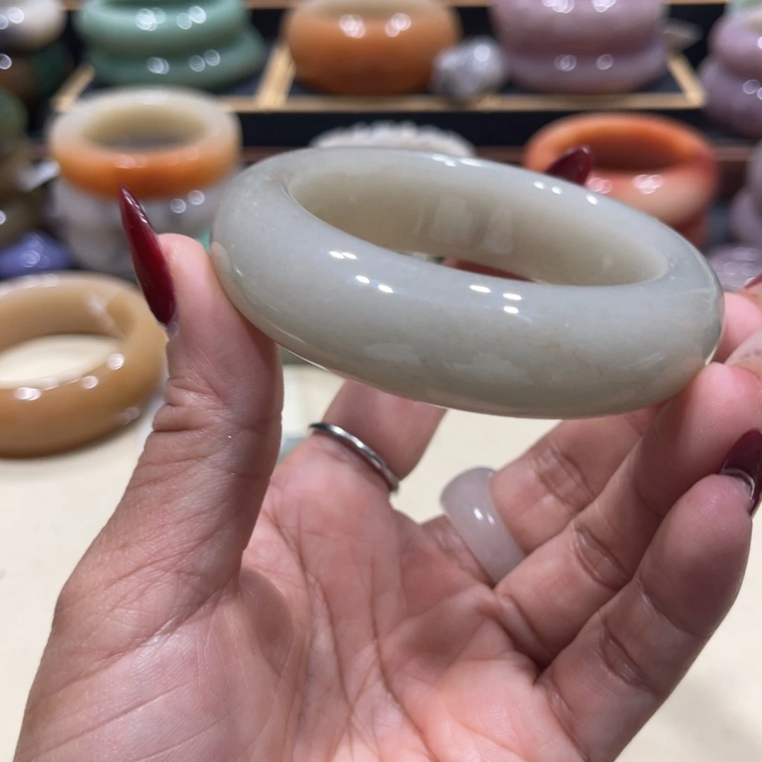 未镶嵌手镯石英岩玉