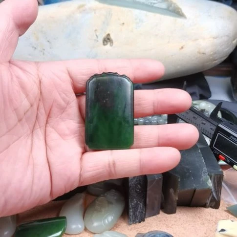 和田玉（碧玉）颈饰未镶嵌俄碧带红秀平安无事牌