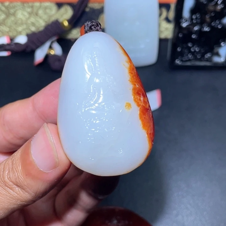 中***好和田玉未镶嵌颈饰