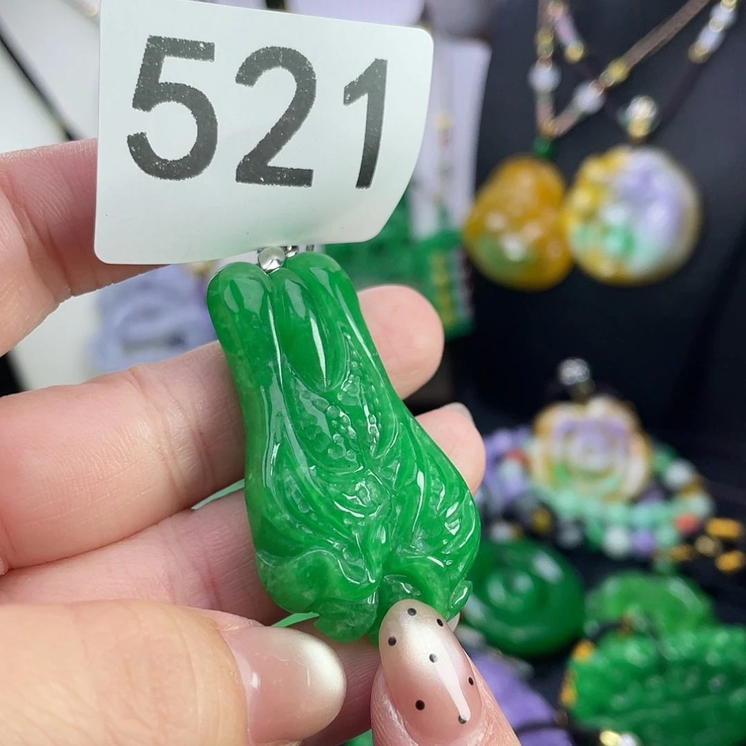 翡翠未镶嵌吊坠(赠链)