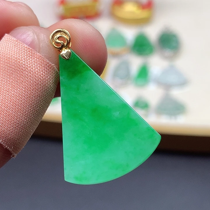 翡翠18K金镶嵌颈饰