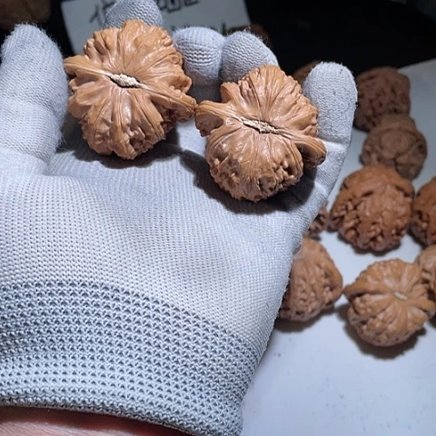 文玩核桃吊坠大眼睛