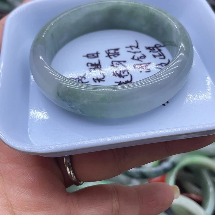 翡翠未镶嵌手镯手镯微瑕