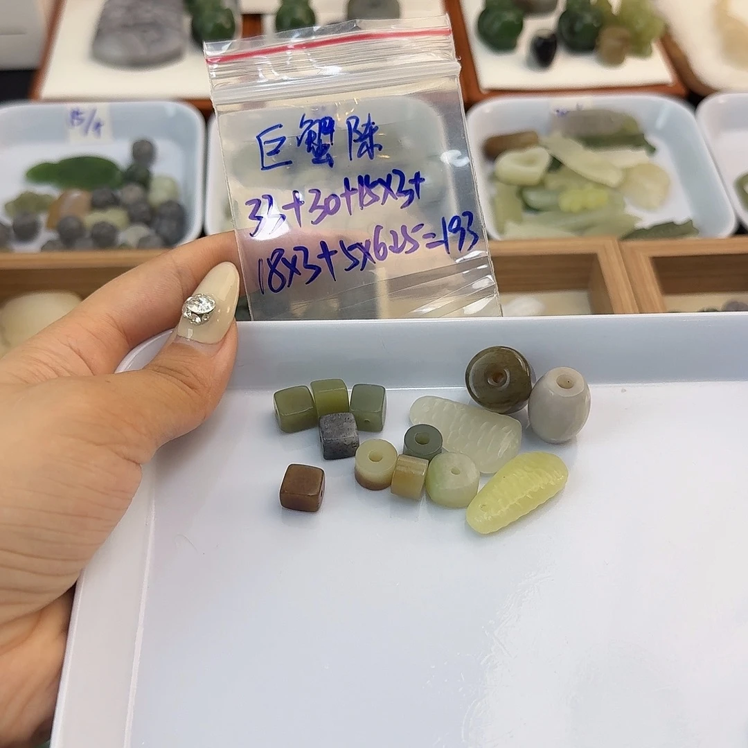 巨***陈颈饰未镶嵌和田玉